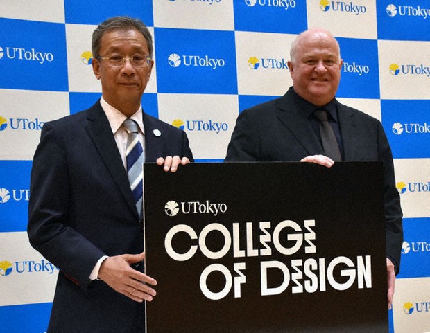 新学部開設を発表する東大の藤井輝夫学長（左）と、新学部で東大初の外国人学部長となるマイルス・ペニントン東大大学院情報学環教授＝東京都文京区で4月4日、木原真希撮影