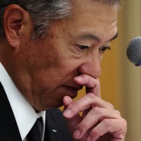 記者会見で厳しい表情を見せるサントリーHDの鳥井信宏社長＝東京都港区で2025年9月2日午後3時23分、小林努撮影