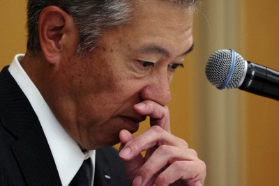 記者会見で厳しい表情を見せるサントリーHDの鳥井信宏社長＝東京都港区で2025年9月2日午後3時23分、小林努撮影