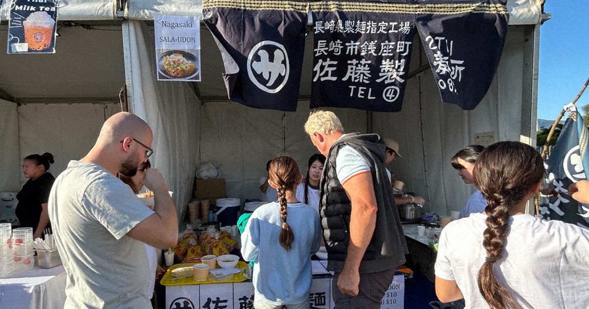 オーストラリアで盆踊り大会 長崎名物「皿うどん」600食完売 | 毎日新聞