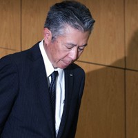 記者会見で頭を下げるサントリーHDの鳥井信宏社長＝東京都港区で2025年9月2日午後3時、小林努撮影