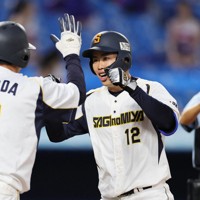 東京都2次予選第1代表決定戦で2点本塁打を放ち、生還する西浦謙太（右）＝神宮球場で2025年7月1日、吉田航太撮影