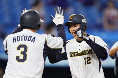 東京都2次予選第1代表決定戦で2点本塁打を放ち、生還する西浦謙太（右）＝神宮球場で2025年7月1日、吉田航太撮影