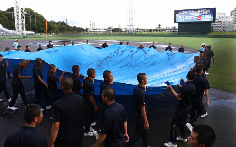 雨で沖縄尚学の甲子園Vメンバーら「神整備」 高校日本代表壮行試合