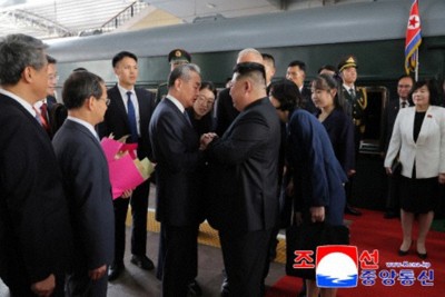 北京駅に到着し、中国の王毅外相（中央左）と握手をする北朝鮮の金正恩朝鮮労働党総書記（中央右）。一人女性をはさんで右側に立っている若い女性がジュエ氏＝朝鮮中央通信のホームページより