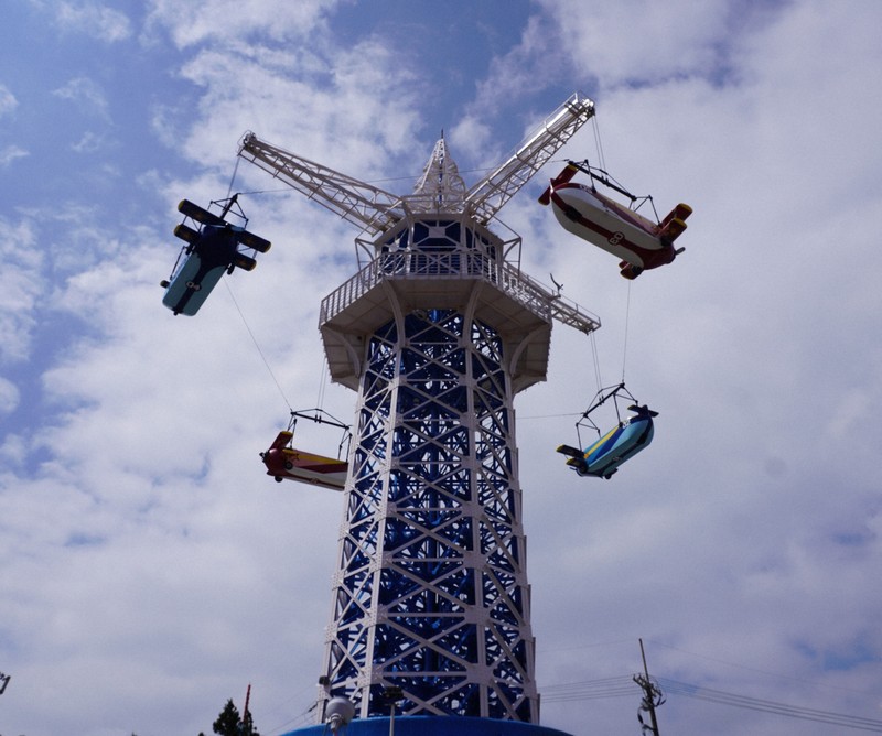 生駒山上遊園地の飛行塔 街を見つめ続けて96年 軍事転用の過去 | 毎日新聞