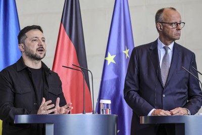 ウクライナのゼレンスキー大統領（左）とドイツのメルツ首相（2025年8月、ベルリン）(ゲッティ＝共同)