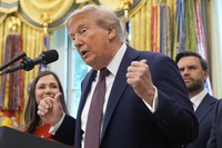 トランプ米大統領の権限拡大の試みは必ずしも世論の支持を得ていない＝AP