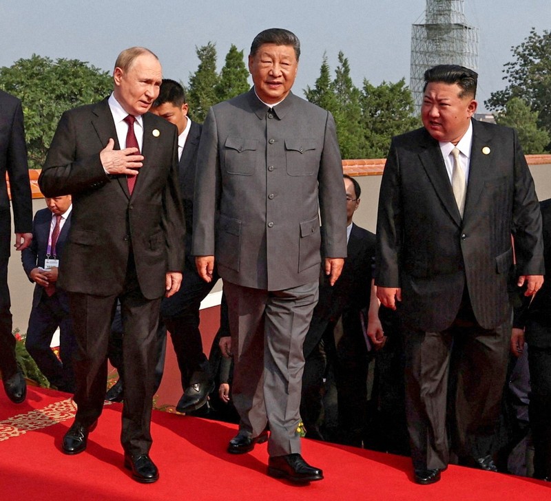 中露朝首脳、66年ぶり一堂に 世界に結束を見せつけ 軍事パレード