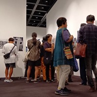 展示写真に見入る来場者＝東京都目黒区で2025年8月17日午後3時51分、宇城昇撮影