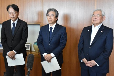 生嶋副知事（右）に提出した報告書の内容について説明する三井化学の岡田常務取締役（中央）＝福岡県庁で2025年9月3日、宗岡敬介撮影