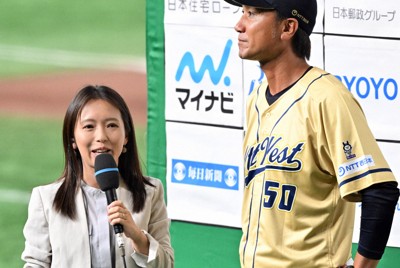 都市対抗野球開幕試合で、勝利した大阪市・NTT西日本の河本泰浩監督にインタビューするリポーターの羽村亜美さん＝東京ドームで2025年8月28日、平川義之撮影