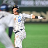 【大阪市（NTT西日本）－東京都（JR東日本）】五回表大阪市2死一塁、成瀬脩人の左前打で三塁へ進塁する一塁走者・串畑勇誠＝東京ドームで2025年9月3日、西夏生撮影