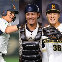 いずれもプロ野球でプレーする兄を持つ東京都の（左から）野村工、佐藤大雅、石井巧の3選手＝東京ドームで2025年9月3日