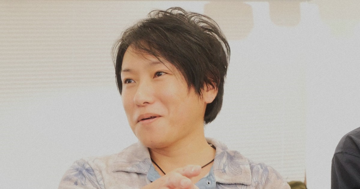 ワニズの日のイベントで参加者と交流する長渡康二さん＝東京都中央区で2025年8月22日午後5時23分、菊地香撮影