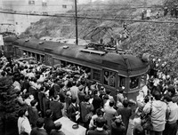 A large crowd bids farewell to a departing "moat train" at the now-defunct Horikawa Station in Nagoya's Naka Ward, Feb. 14, 1976. (Mainichi)