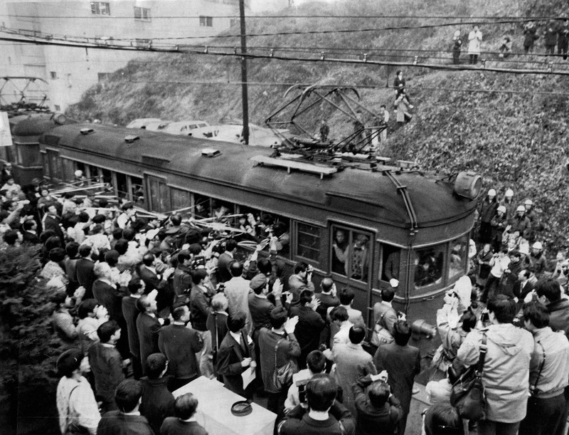 A departing 'moat train' at horikawa Station in 1976.