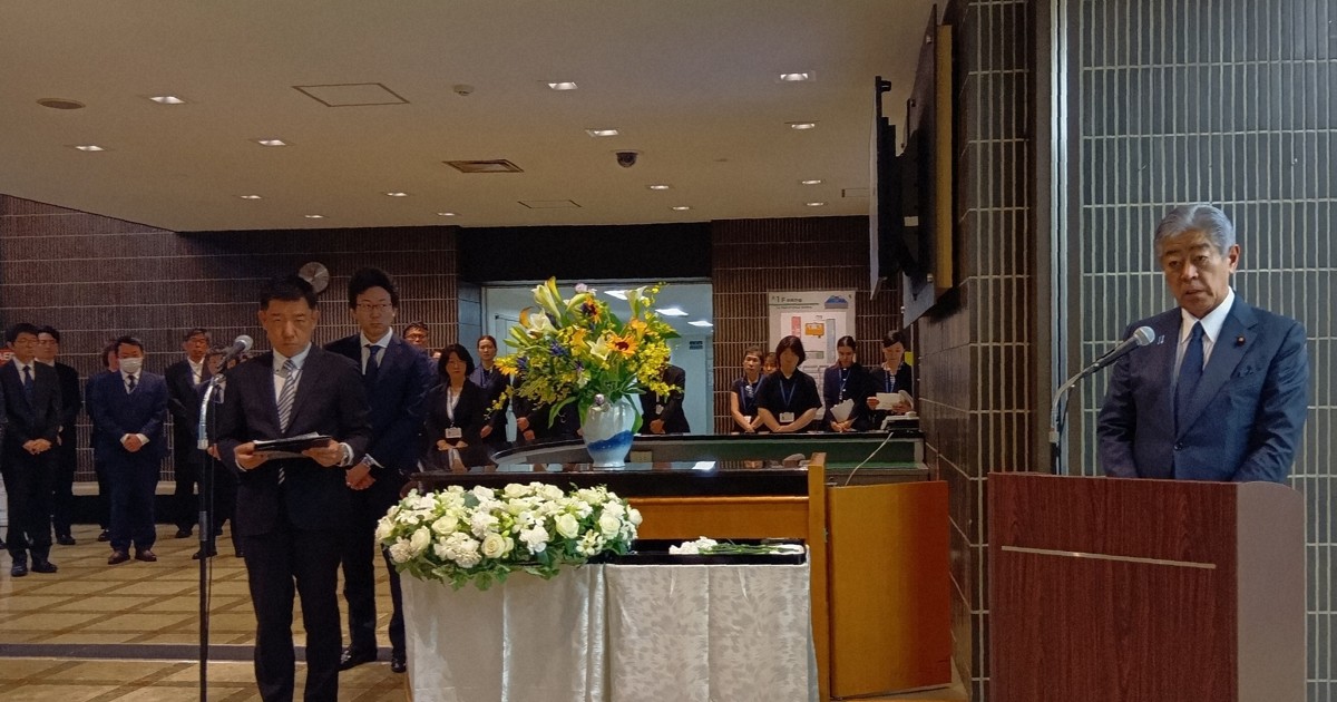 岩屋外相が外務省職員を追悼　03年にイラク銃撃死の大使は「同級生」