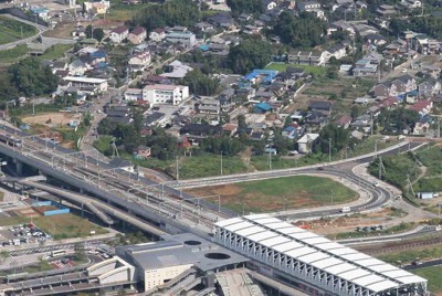 つくばエクスプレスが開業して間もない守谷駅周辺＝茨城県守谷市で2006年9月20日午後2時4分、本社ヘリから佐々木順一撮影