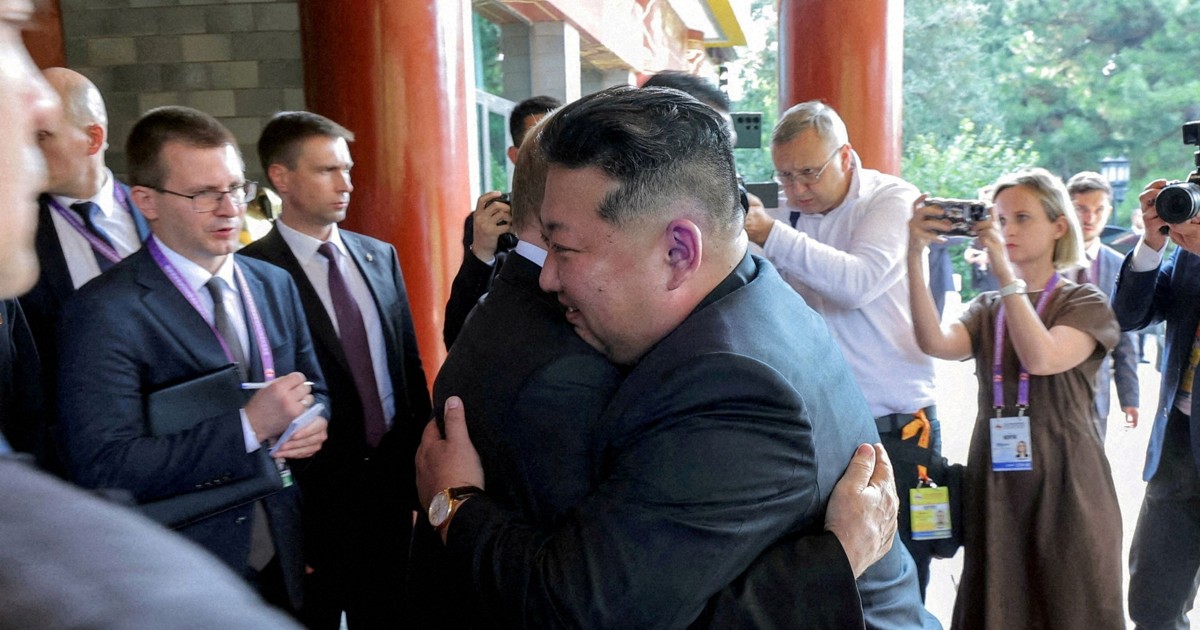 訪中の金正恩氏、スイス製高級腕時計 妹与正氏はディオールのバッグ