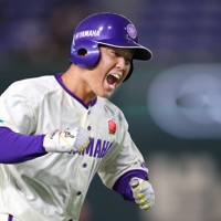 【浜松市（ヤマハ）－大阪市（大阪ガス）】三回表浜松市無死一塁、2点本塁打を放ち、声を上げる森川凌＝東京ドームで2025年9月4日、前田梨里子撮影