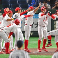 【福山市・倉敷市（JFE西日本）－大阪市（日本生命）】 延長タイブレーク十三回裏大阪市1死満塁、サヨナラとなる中越え2点二塁打を放ち、笑顔でナインに迎えられる西岡武蔵（右）＝東京ドームで2025年9月4日、西夏生撮影