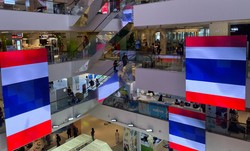 ショッピングモールの大型モニターに映し出されたタイ国旗＝バンコクで2025年8月12日、武内彩撮影