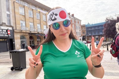 女子ラグビーＷ杯で、日の丸入り「必勝」のはちまきをして応援する女性（筆者撮影）