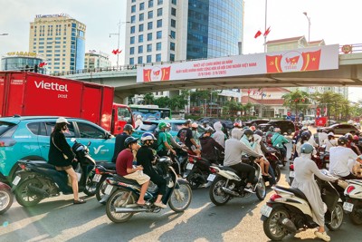 ベトナムではバイクが市民生活を支えている（ハノイ市の一般道で筆者撮影）