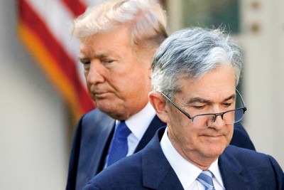 トランプ大統領（後方）の強い圧力を受けるFRBのパウエル議長　ロイター＝共同