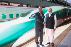 停車中の東北新幹線を背景に記念撮影する石破茂首相（左）とインドのモディ首相＝JR東京駅で2025年8月30日（内閣広報室提供）