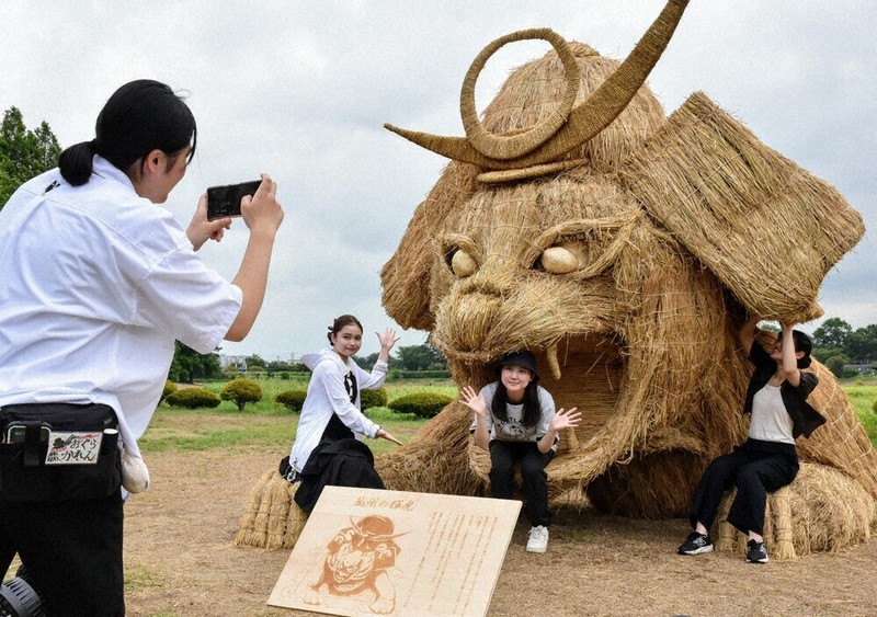 幻獣」と遊んで 大学生らが制作 新潟でわらアート ／新潟 | 毎日新聞