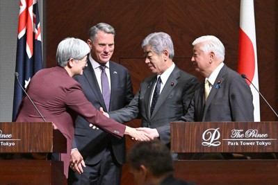 日豪外務・防衛閣僚協議後の共同記者発表を終え、握手を交わす（左から）豪州のペニー・ウォン外相、リチャード・マールズ副首相兼国防相と岩屋毅外相、中谷元・防衛相＝東京都港区で2025年9月5日午後0時34分（代表撮影）