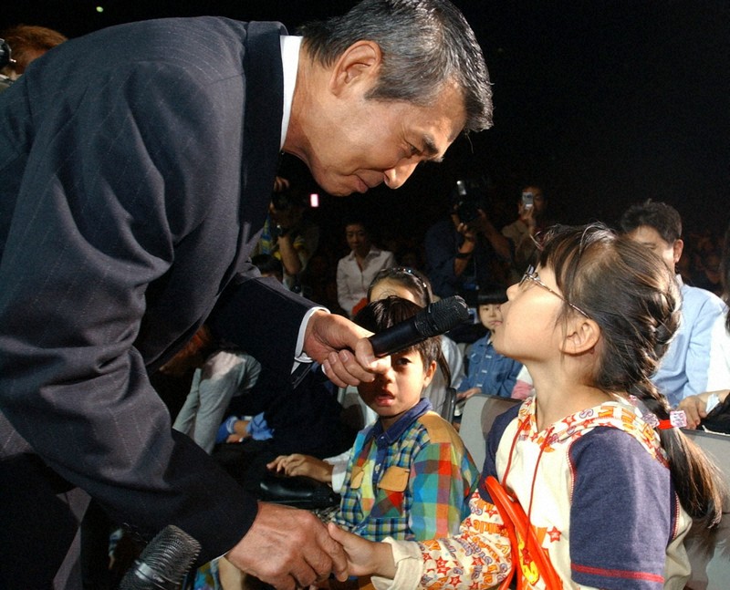 渡哲也さんは難病の子に希望を見た 共に歌った舘ひろしさんの30年