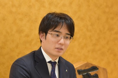 3期連続3度目となる王将戦リーグへの決意を語る佐々木勇気八段＝大阪府高槻市の関西将棋会館で2025年9月5日、新土居仁昌撮影