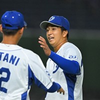 【春日井市（王子）－福岡市（西部ガス）】福岡市に完封勝利してナインとハイタッチする春日井市の樋口新＝東京ドームで2025年9月5日、新宮巳美撮影