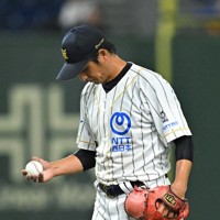 【大阪市（NTT西日本）－岡崎市（三菱自動車岡崎）】四回裏岡崎市2死、中村奎太に本塁打を打たれた大阪市の先発・浜崎浩大＝東京ドームで2025年9月5日、新宮巳美撮影