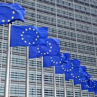 風にはためく欧州連合（EU）の旗＝ブリュッセルで2025年5月23日午後1時17分、岡大介撮影