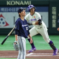 【太田市（SUBARU）－浜松市（ヤマハ）】一回裏浜松市1死一塁、網谷圭将（右）に2点本塁打を打たれ、打球の行方を見る太田市の先発・八野田龍司＝東京ドームで2025年9月6日、前田梨里子撮影