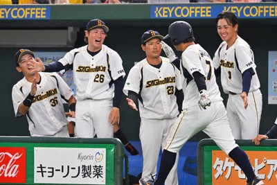 【鷺宮製作所－日本生命】二回表鷺宮製作所2死一、三塁、佐藤大雅の適時打で生還した木代成（右から2人目）を迎える選手たち＝西夏生撮影
