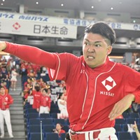 日本生命の応援団（準決勝）都市対抗野球2025 [写真特集1/41] | 毎日新聞