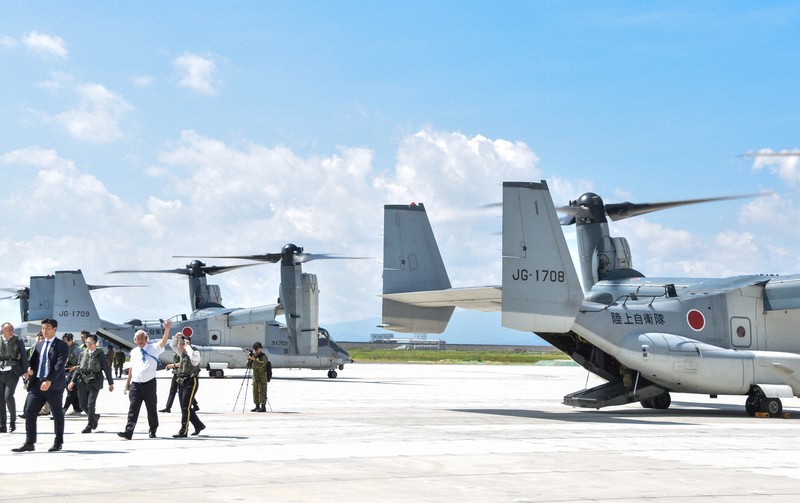 陸自佐賀駐屯地、開設式典に地元議員ら オスプレイに抗議の市民も