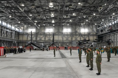 陸自佐賀駐屯地で開設記念式典 中谷防衛相がオスプレイ体験搭乗 | 毎日新聞