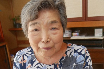 戦争で父を失った寒河江幸子さん。手にした容器には父の戦没地で採取された土が入っている＝山形市の自宅で2025年8月23日、長沢英次撮影