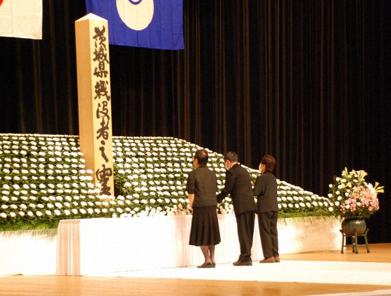 戦後80年：平和を願い1000人 県戦没者追悼式 ／茨城 | 毎日新聞