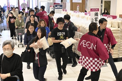店頭販売が始まった備蓄米を手にする購入客ら＝大阪市西区のイオン大阪ドームシティ店で2025年6月2日午前9時10分、小関勉撮影