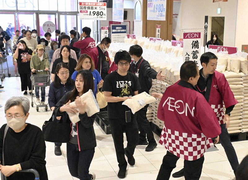 助けてほしいのに」物価高で涙の節約 買い物客が嘆く“政治空白” | 毎日新聞