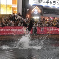阪神優勝を受けて道頓堀川に飛び込む人ら＝大阪市中央区で2025年9月7日午後9時26分、松原隼斗撮影