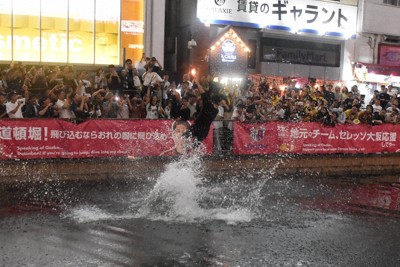 阪神優勝を受けて道頓堀川に飛び込む人ら＝大阪市中央区で2025年9月7日午後9時26分、松原隼斗撮影