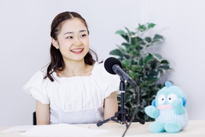 ポッドキャストの収録に参加し、笑顔を見せる島田麻央選手＝東京都千代田区の毎日新聞社で2025年8月25日、吉田航太撮影